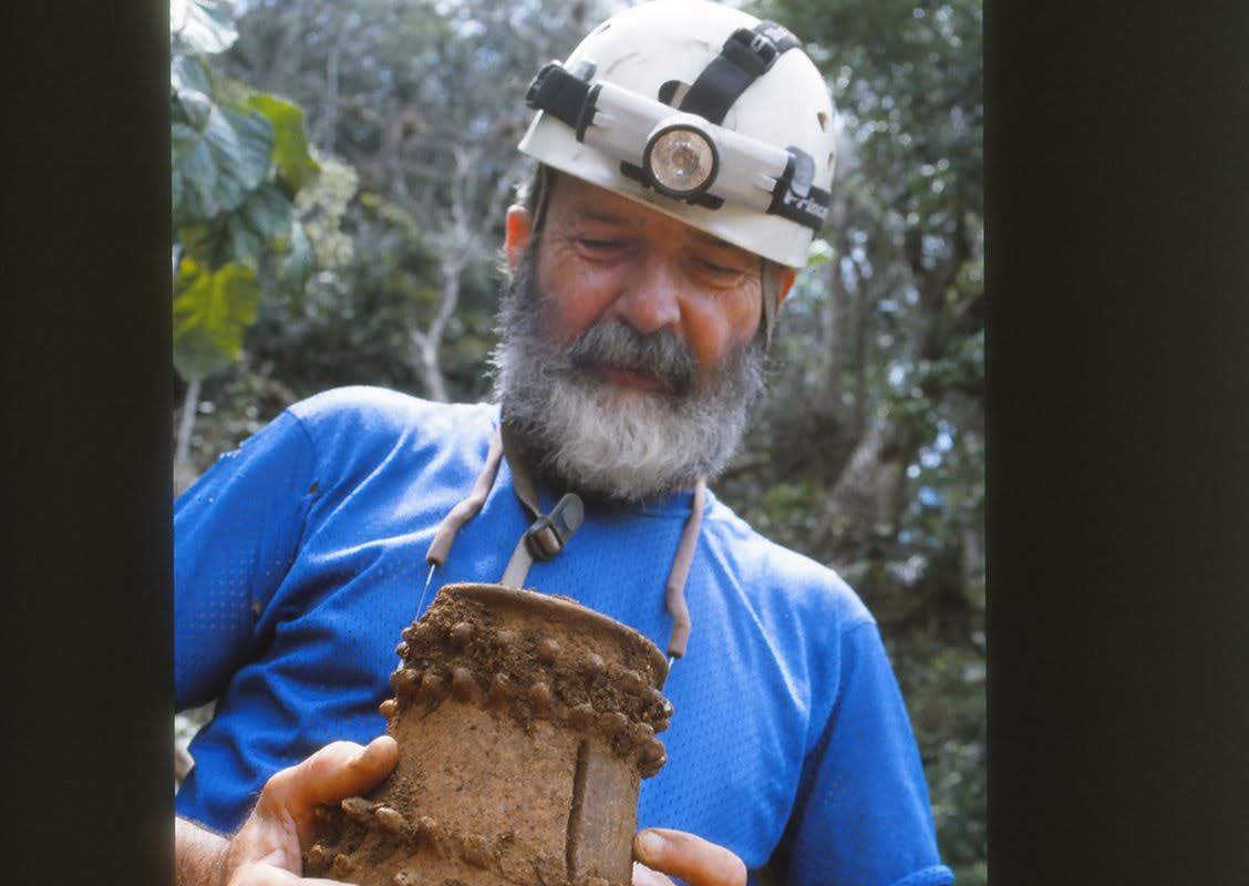 Bob med udgravet incenseburner.jpg